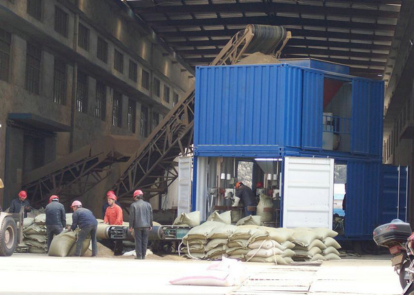 El tipo sistema del remolque de empaquetado móvil integró en un envase en las ruedas con la tolva/el pesador/el sistema de la transportación