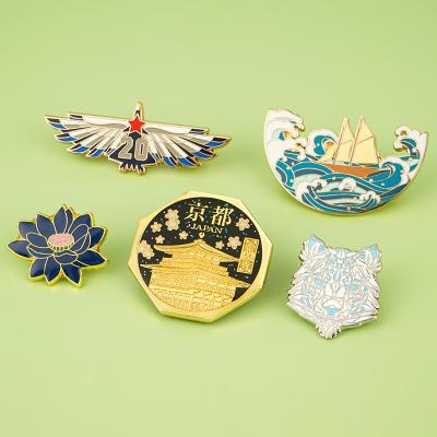 Customised Thickness 2-7MM Gold Plating Hard Enamel Lapel Pin for Backpack Jacket Hats