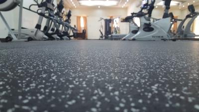 Non Toxic Rubber Gym Mats , Fireproof Gym Rubber Flooring Rolls