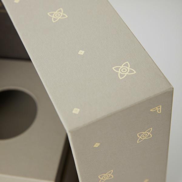 Boîte cadeau en carton carré de bijoux en papier rose avec tiroir et estampage en feuille d'or personnalisé