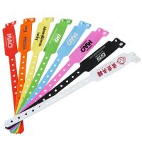 Des bracelets en PVC irréguliers