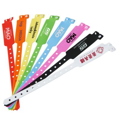 Pulseiras de PVC irregulares