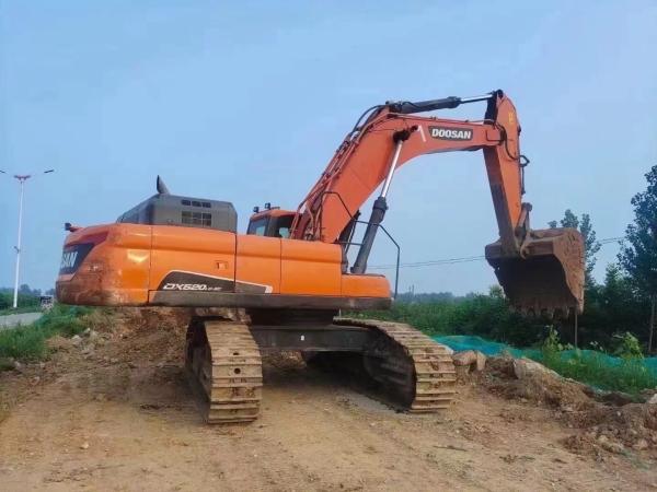 Excavadora hidráulica do tipo Doosan DX520LC, de 52 toneladas de peso