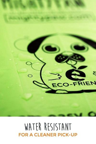 Papel - sacos Compostable isolados do desperdício do cão