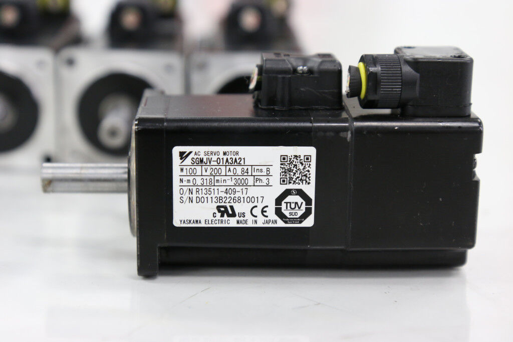 Yaskawa SGMJV-01A3A21 Серводвигатель переменного тока 0.84A 100 Вт 3000 об/мин 200 В НОВЫЙ