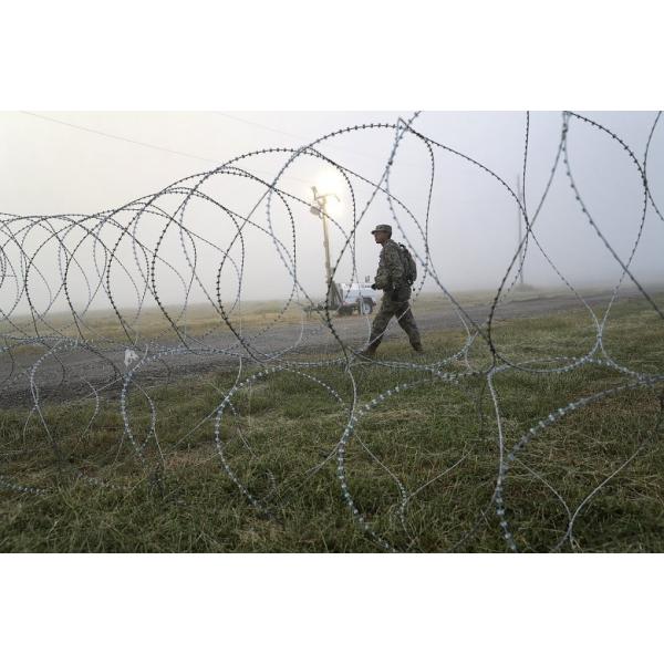 Roll Type Razor Barbed Wire Fence Fixed With Clips Single Or Cross Coil