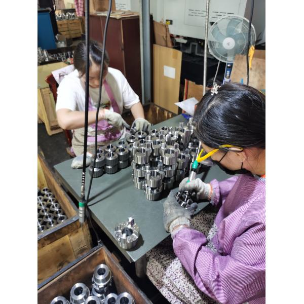 Подвергая механической обработке токарный станок CNC поворачивая и филируя части составной нержавеющей стали алюминиевого сплава медные нештатные изготовленные на заказ