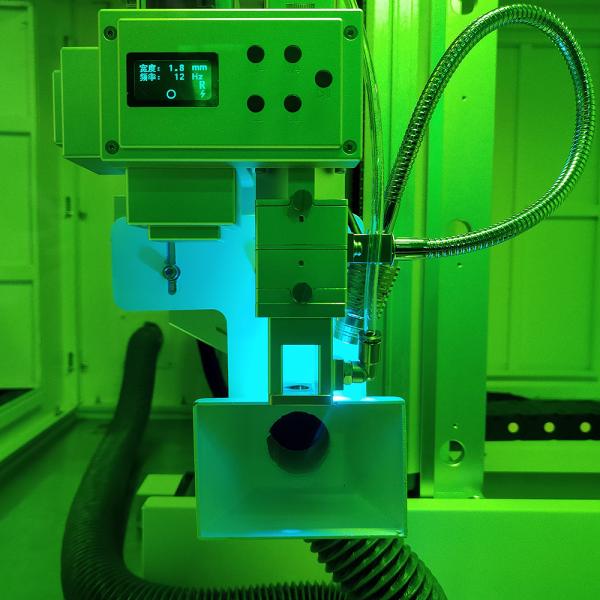 KEYILASER 1500W 2000W Plataforma de aço inoxidável de alumínio Máquina automática de soldagem a laser Soldadora a laser de fibra fechada