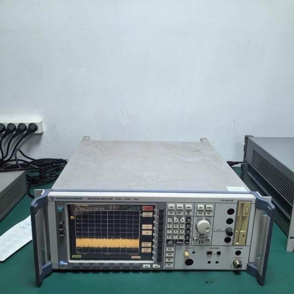 R&S SMIQ06B 6.4 GHz Vector Signal Generator Rohde Schwarz