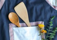 Cuisine ethnique bleue de style faisant cuire le tablier, le tablier à cuire des femmes avec la poche blanche
