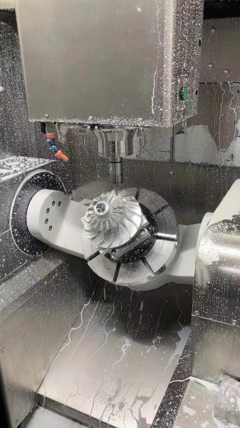 Accuracy 5 Axis Linkage CNC Machine With 20 Tool Magazine Capacity