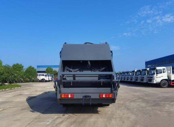 Diesel Garbage Pickup Truck Crushing and Loading Domestic Garbage with Powerful Compressed Truck