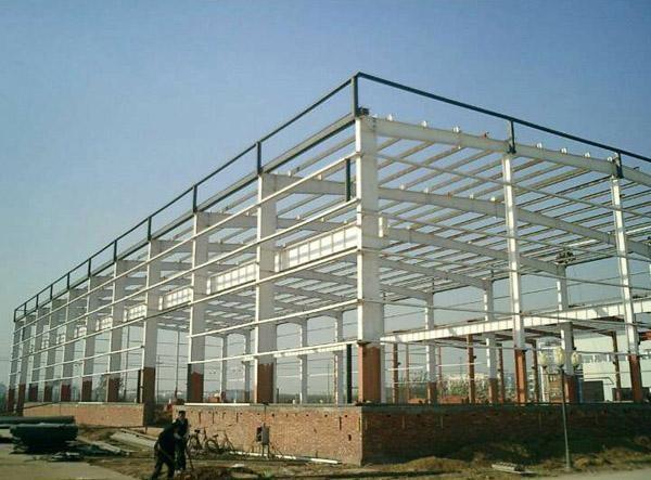 Construção pré-fabricada de estruturas de aço de grande comprimento