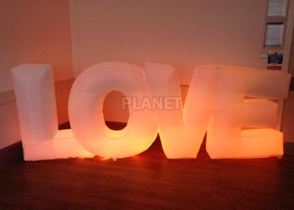 O amor inflável da decoração da iluminação do casamento conduziu o balão da letra para a fase