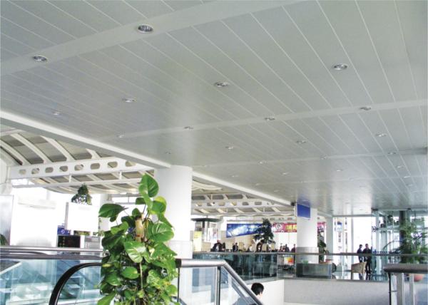 A construção decorou o teto de alumínio suspendido da tira, painel arquitetónico falso do metal interior