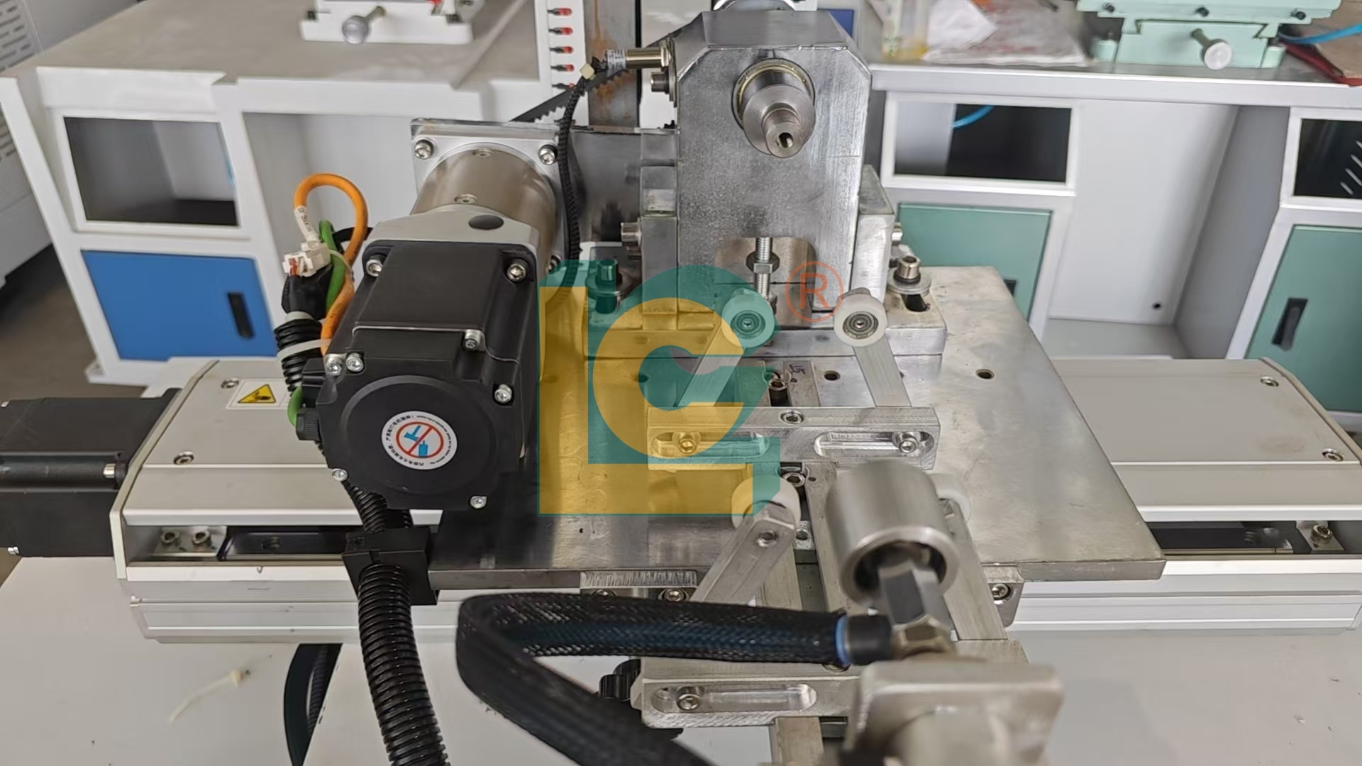 Servo Control Round Bottle Hot Foil Stamping Machine for Cups Jars Tubes Lipstick Cases and Cosmetic Bottle Lids