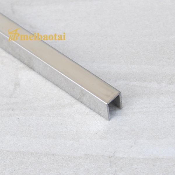 A borda redonda de aço inoxidável do espelho telha a dureza 200HV da guarnição U6 X 2438mm
