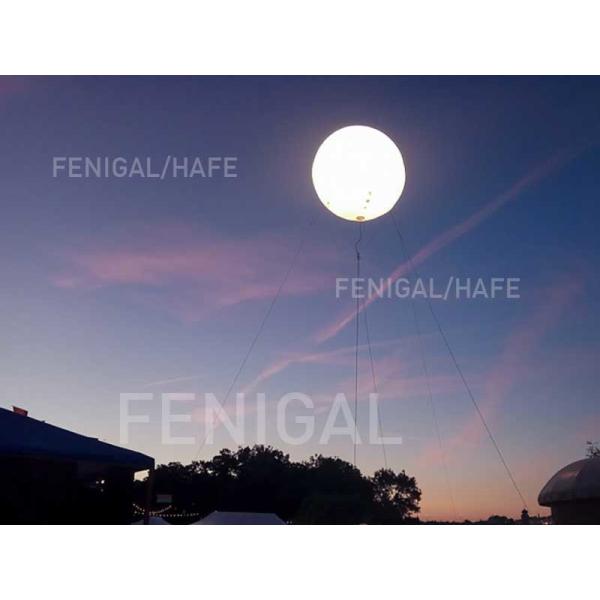 反射器が付いている気球をつける長円の写真フィルム