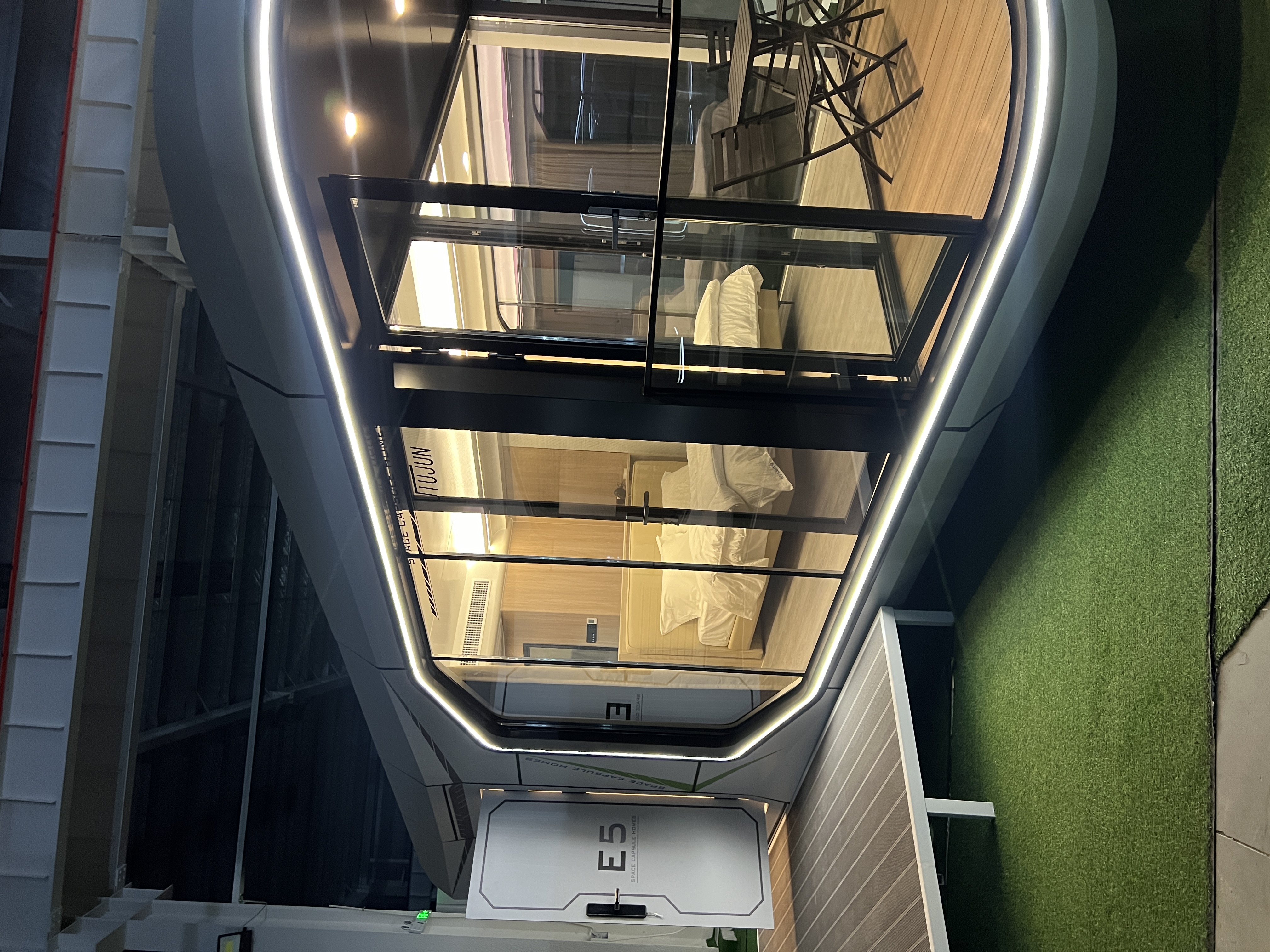 Durable Knockdown Design Tiny Solar-Powered Capsule House Made of Sandwich Panel Material with Steel Frame for Office Villa Use