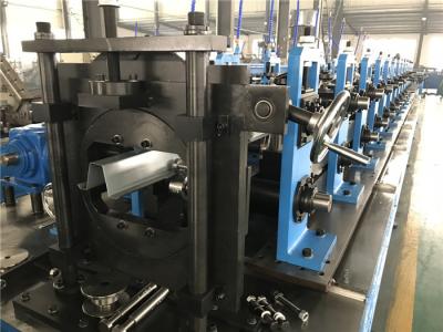 o rolo do painel do telhado do chapéu alto de Decoiler da cabeça do dobro 3T que forma a máquina com aplaina o auto empilhador