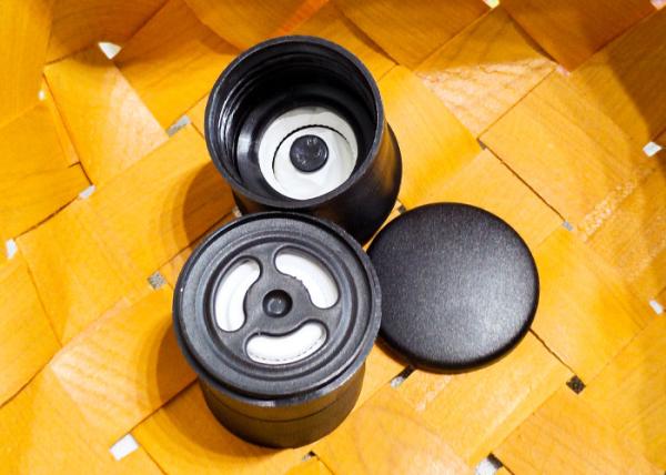 Couvercle de broyeur en plastique sans déversement avec ouverture de petit calibre