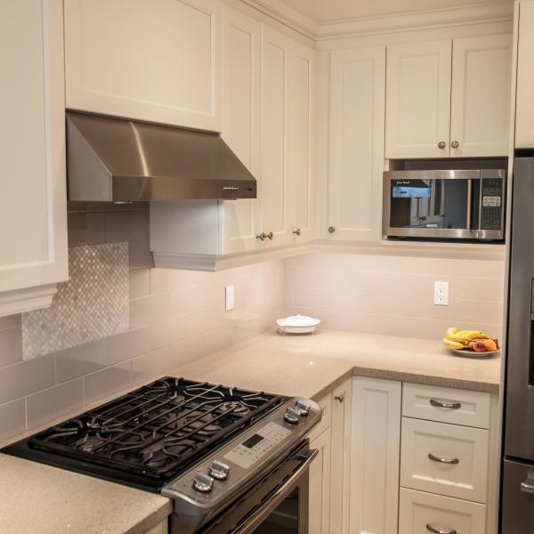 Factory Custom Made American Style White Kitchen Storage Cupboard Cabinet Prefab Storage Solid Wood Kitchen Cabinet