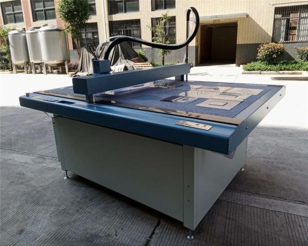 Machine de découpe de planches en plastique de modèle PVC avancé pour patrons de couture jusqu'à 6 mm