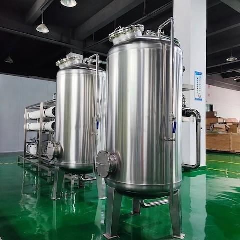 Instalação industrial de tratamento de água com tanque de pré-tratamento de aço inoxidável e tubulação