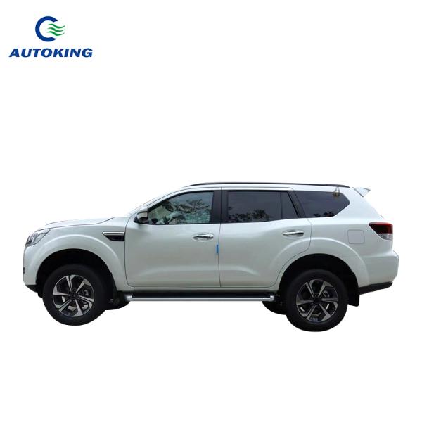 Le véhicule à quatre roues motrices est un SUV blanc Nissan Paladin 5 places