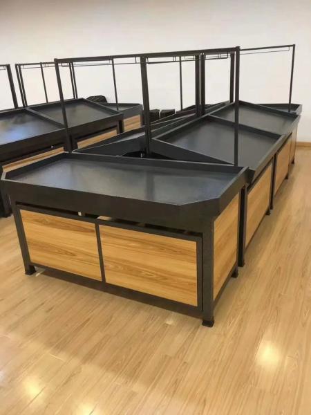 Supermercado plástico metal aço madeira frutas e vegetais exposição está em estantes prateleira balcão