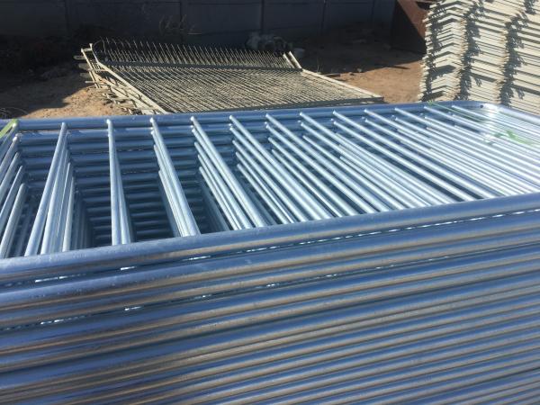 Zinc Coated Steel Pedestrian Crowd Control Barriers For Sport Ground