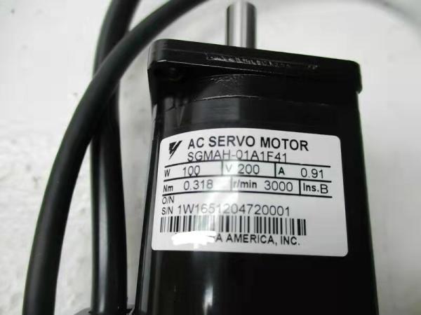 OMRON SGMAS-01ACA2C SERVO MOTOR 200 V 0.91 A 3000 R/MIN 17-bit Incremental Encoder