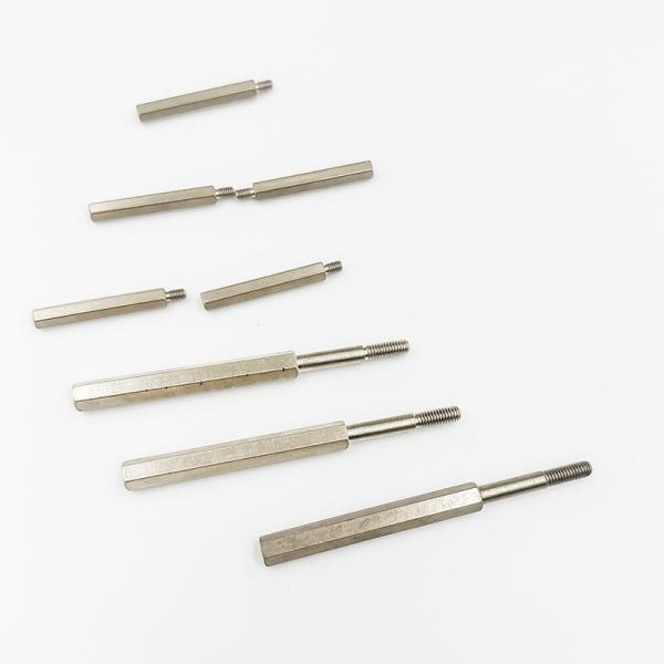 Le laiton de commande numérique par ordinateur visse la vis en laiton d'impasse de carte mère de fil hommes-femmes de pièces