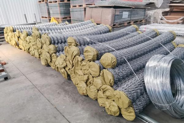 Galvanized Diamond Mesh Wire Chain Link Fence 6 Feet Height 9 Gauge 5*5cm Post Rail Thickness 5.0mm PVC Coated