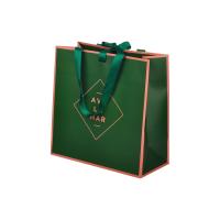 Sacos de papel verde recicláveis para presentes Embalagens de vestuário com alça de fita