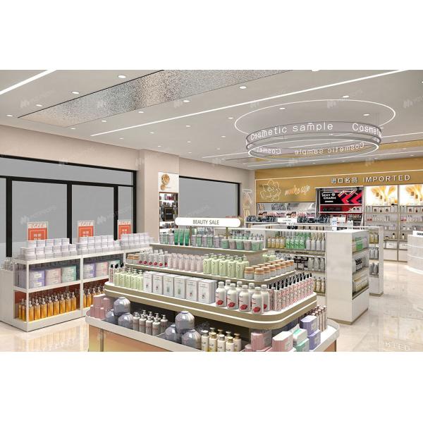 Diseño de interiores personalizado para tienda de maquillaje: estantería de exhibición blanca y dorada para diseño de tiendas vanguardistas y exhibición de cosméticos