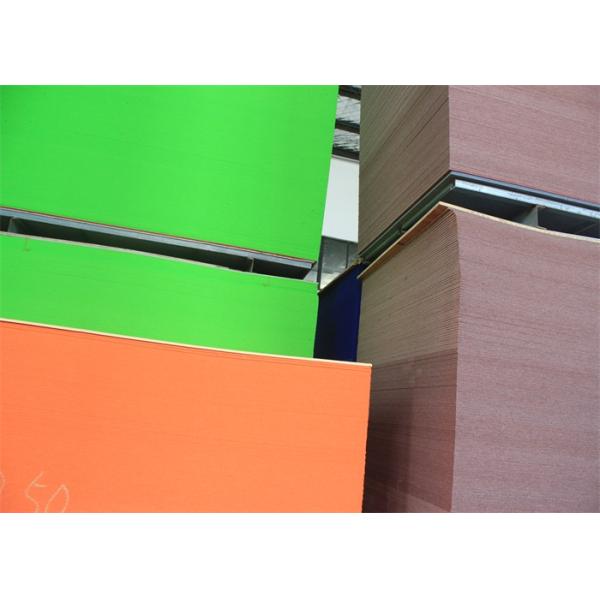 Акустическими войлок изоляции сделанный по образцу панелями покрывает деревянным ЛЮБИМЦА повторно использованного зерном