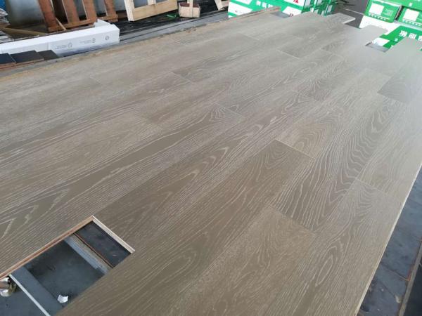 le plancher en bois de multi-couches fumées de chêne, la catégorie d'ab et le blanc ont lavé le finissage