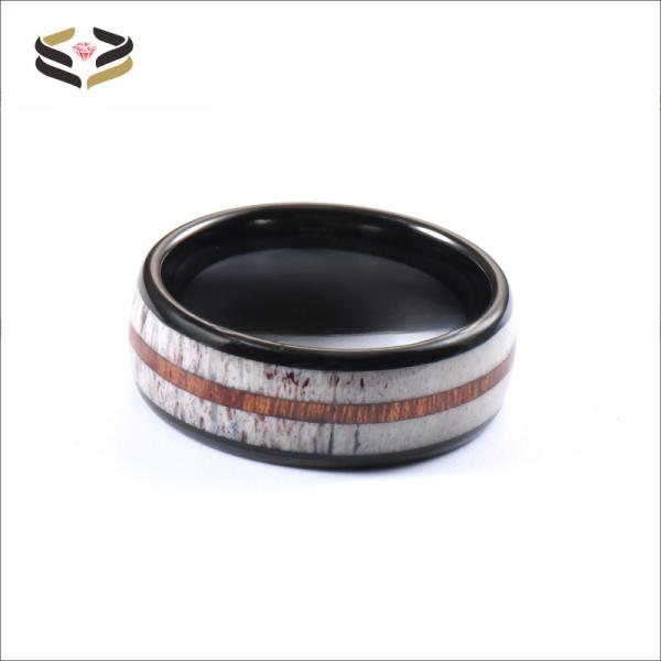 Une superbe bague de mariée pour homme avec antler et bois de koa en incrustation de confort adapté 8mm noir tungstène