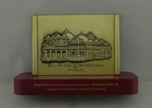 Antique Brass Desk Badges Wooden Standard With Zinc Alloy Badges 3D