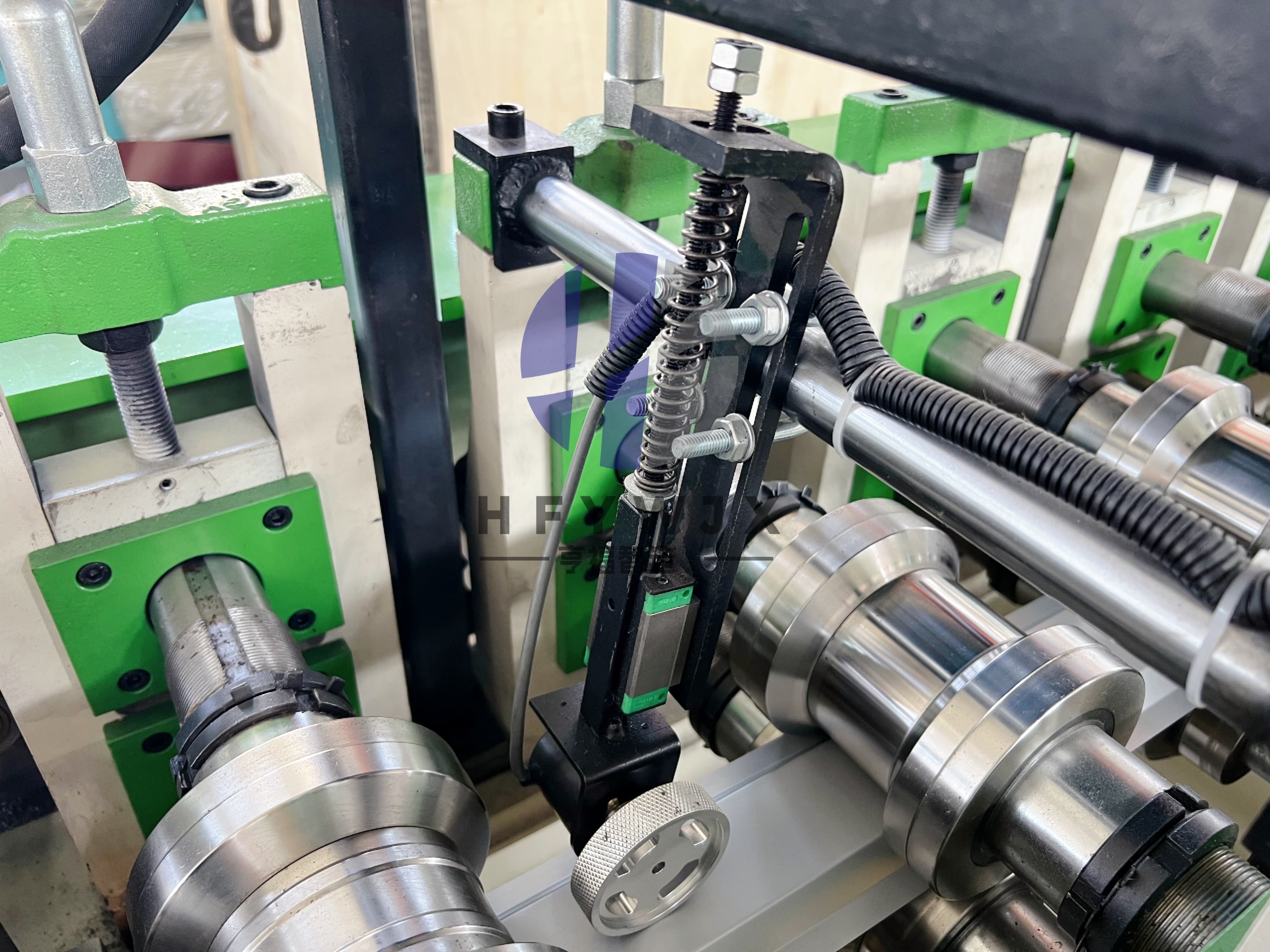High Performance Fence Roll Forming Machine with Non-stop Flying Shear Cutting, 16 Rows Rollers, and Automatic Stacking
