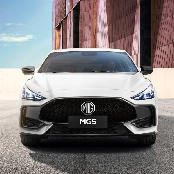 E-mark Sedan MG5 Car 180km/h Speed 6L/100km Consumption Safe Airbags 2680mm Wheelbase