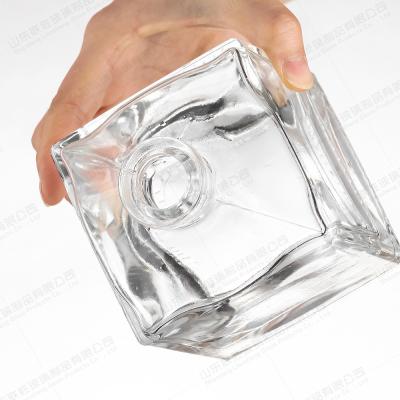 Material de base Garrafa de vidro para álcool e bebidas caseiras em forma quadrada de dados