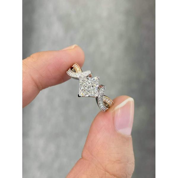 1Une bague de fiançailles en or blanc et rose