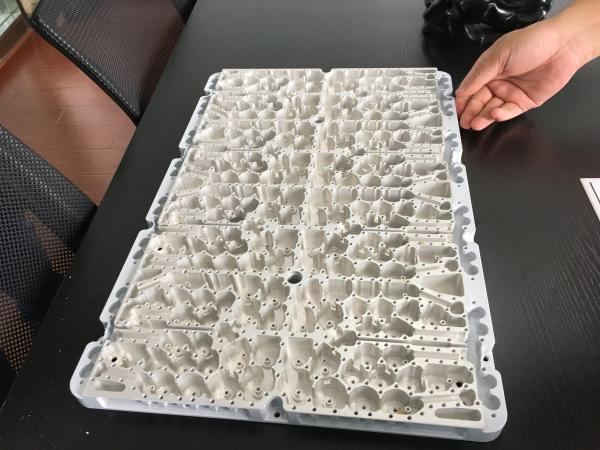 tamanho largo de 520MM das peças fazendo à máquina do CNC do alumínio para o produto bonde de uma comunicação 4G