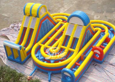 O anúncio publicitário exterior caçoa o campo de jogos inflável gigante do curso de obstáculo para o divertimento