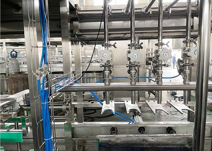 линейная чистая машина упаковки воды 1000bph с моя соплом