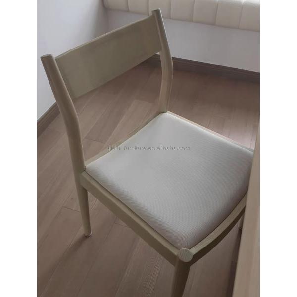 Silla de comedor de madera sólida con cojín cómodo en la naturaleza colores populares para restaurante contemporáneo