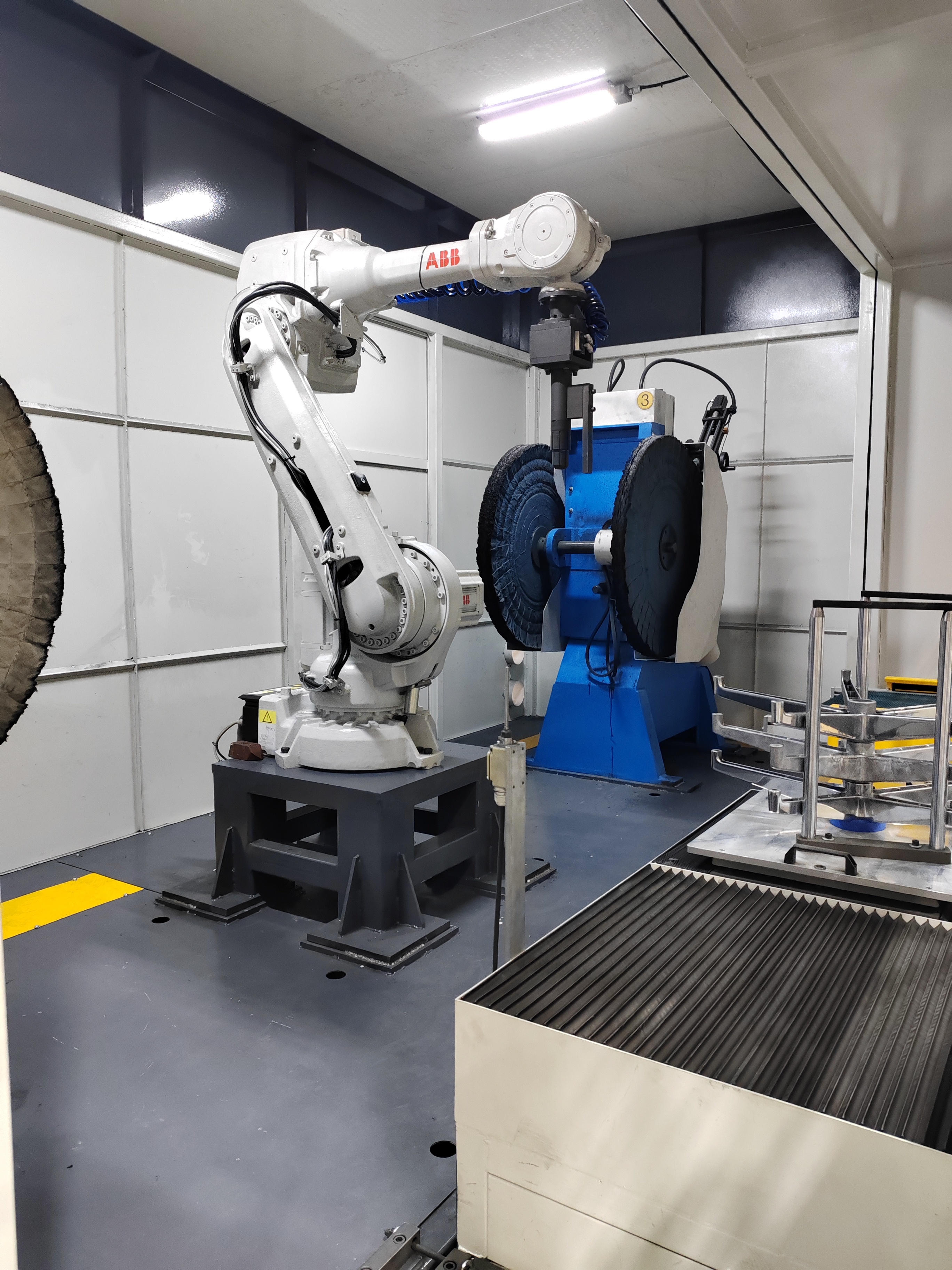 Completely Solution Robotic Deburring Machine For Aluminum Universal Joint Yoke