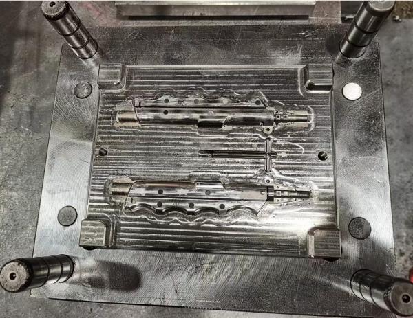 LKM Medical Surgical Instrument Housing ABS, Sports Medical Scalpel Housing Two plate mold submarine gate cold runner